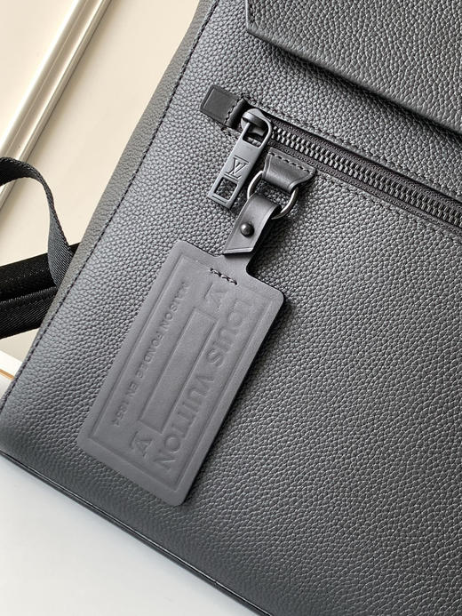 秋冬特惠💰1600 渠道级LV【全钢五金 MB163c01变码芯片】te级LV 全套包装 M21367黑色原厂皮 Flap 双肩包 商品图4