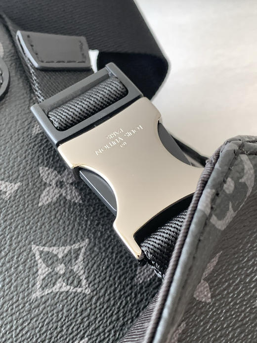 秋冬特惠💰1360 渠道级LV【全钢五金 MB163c01变码芯片】te级LV 全套包装 M40511黑花 以经典学院风格为设计灵感！这款Messenger MM Voyager中号邮差包 商品图5