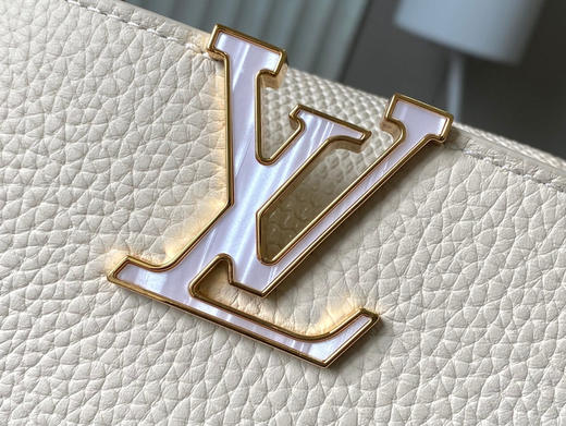 秋冬特惠💰1600 渠道级LV 新品 te级LV 动态芯片 M25611/M48865奶白蜥蜴贝母链条 本款手袋 商品图3