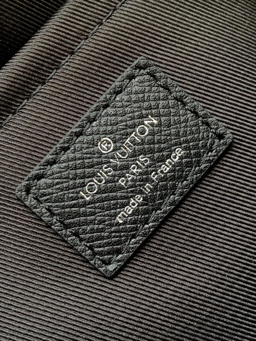 秋冬特惠💰1290 渠道级LV【全钢五金 MB163c01变码芯片】te级LV 全套包装 M30233黑花 OUTDOOR 小号邮差包 商品图8