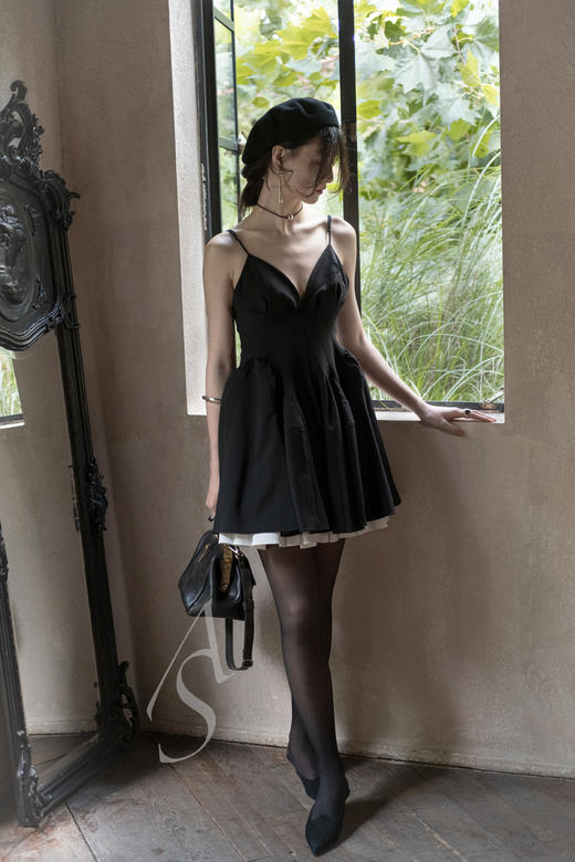 Ashlyn 25AW 黑色Perry初剪羊毛解构吊带连衣裙 商品图1