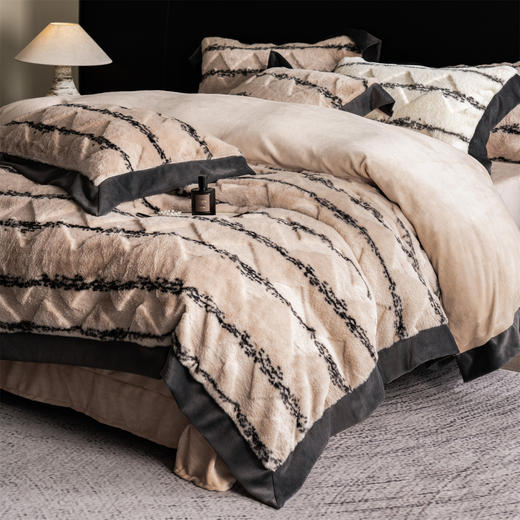 【一套约10斤重】2025新款轻奢仿兔兔绒四件套 不掉毛牛奶绒保暖套件 商品图9