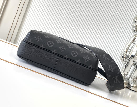 秋冬特惠💰1290 渠道级LV【全钢五金 MB163c01变码芯片】te级LV 全套包装 M30233黑花 OUTDOOR 小号邮差包 商品图3