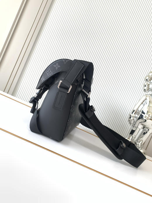 秋冬特惠💰1360 渠道级LV【全钢五金 MB163c01变码芯片】te级LV 全套包装 M40511黑花 以经典学院风格为设计灵感！这款Messenger MM Voyager中号邮差包 商品图1