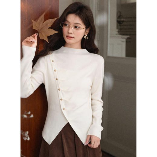 鹿向南「温婉针织」白色不对称斜扣针织衫秋冬新款修身长袖上衣女L58910 商品图0