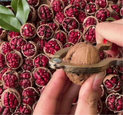 2025新货39.9秒杀3袋*100g带壳核桃，再赠核桃夹1个，云南红衣核桃 稀有品种 完整大颗核桃仁 花青素是普通核桃的3倍 不涩口 不粘牙基地直邮 商品图1