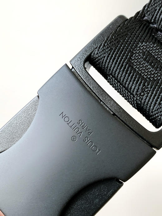 秋冬特惠💰1330 渠道级LV【全钢五金 MB163c01变码芯片】te级LV 全套包装 M46036黑色压花 本款 Discovery 腰包 商品图6