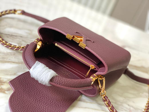 秋冬特惠💰1530 渠道级LV 新品 te级LV 动态芯片 M25893/M48865酒红链条款 此款Capucines 手袋 商品图4