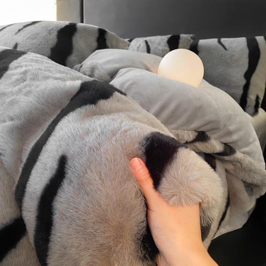 【一套约8.5斤重】A版400克兔兔绒B版220克牛奶绒赫本系列斑马纹兔兔绒四件套 商品图10