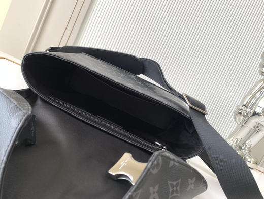 秋冬特惠💰1360 渠道级LV【全钢五金 MB163c01变码芯片】te级LV 全套包装 M40511黑花 以经典学院风格为设计灵感！这款Messenger MM Voyager中号邮差包 商品图6