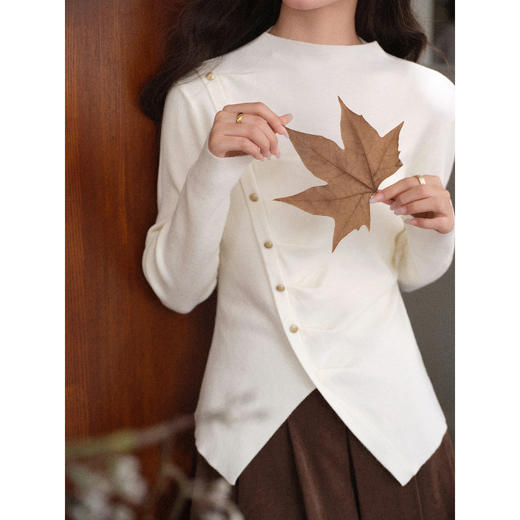 鹿向南「温婉针织」白色不对称斜扣针织衫秋冬新款修身长袖上衣女L58910 商品图1