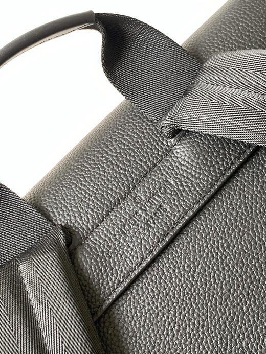 秋冬特惠💰1600 渠道级LV【全钢五金 MB163c01变码芯片】te级LV 全套包装 M21367黑色原厂皮 Flap 双肩包 商品图6