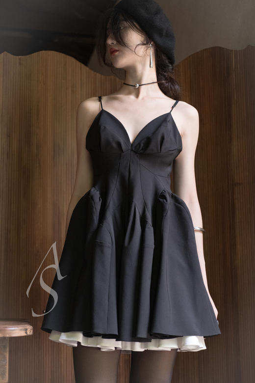 Ashlyn 25AW 黑色Perry初剪羊毛解构吊带连衣裙 商品图3