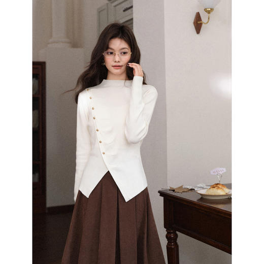 鹿向南「温婉针织」白色不对称斜扣针织衫秋冬新款修身长袖上衣女L58910 商品图3