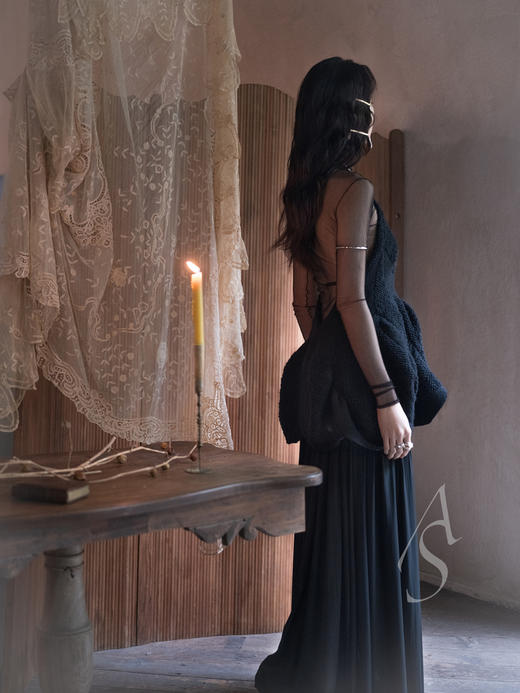 Ashlyn 25AW 黑色Iggy羊毛解构雕塑挂脖上衣 商品图4