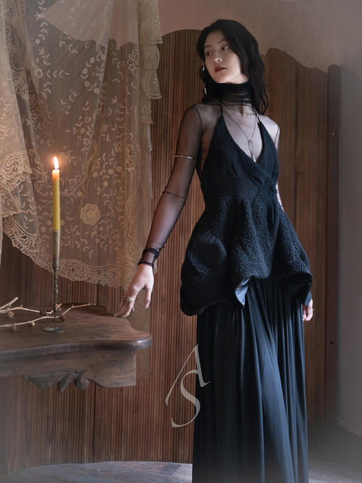 Ashlyn 25AW 黑色Iggy羊毛解构雕塑挂脖上衣 商品图5