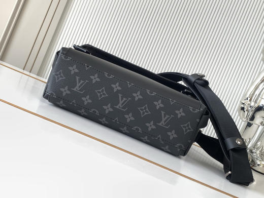 秋冬特惠💰1360 渠道级LV【全钢五金 MB163c01变码芯片】te级LV 全套包装 M40511黑花 以经典学院风格为设计灵感！这款Messenger MM Voyager中号邮差包 商品图3