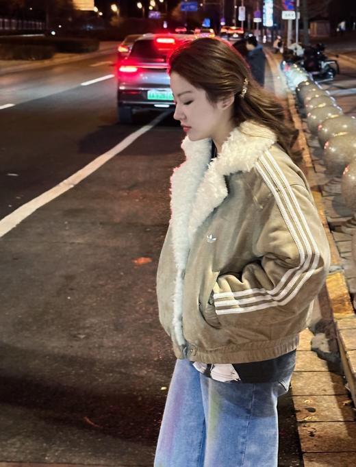 一店k 🍮巴恩风穿搭｜救命！真的有被这件外套狠狠种草！ 迪子我承认你美到我心巴上了！保暖的同时也不失时尚感！上身显瘦 怎么搭配都好看 甜酷风拿捏了！！小草羊羔毛大翻领棉服夹克外套 商品图10