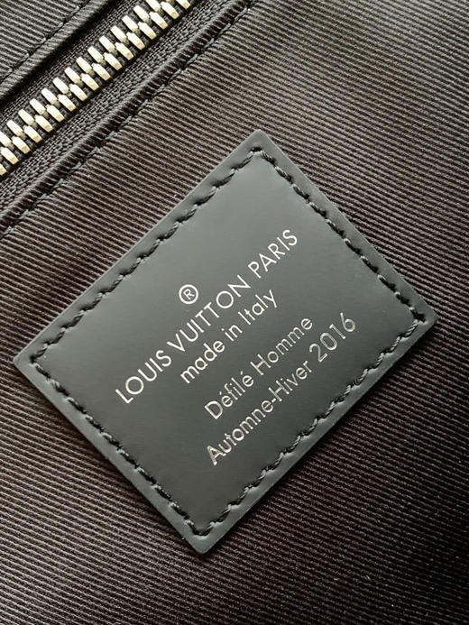 秋冬特惠💰1360 渠道级LV【全钢五金 MB163c01变码芯片】te级LV 全套包装 M40511黑花 以经典学院风格为设计灵感！这款Messenger MM Voyager中号邮差包 商品图7