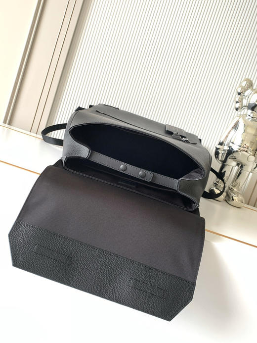 秋冬特惠💰1600 渠道级LV【全钢五金 MB163c01变码芯片】te级LV 全套包装 M21367黑色原厂皮 Flap 双肩包 商品图7