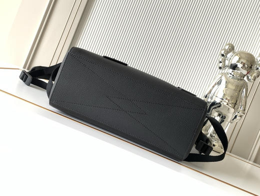 秋冬特惠💰1600 渠道级LV【全钢五金 MB163c01变码芯片】te级LV 全套包装 M21367黑色原厂皮 Flap 双肩包 商品图3