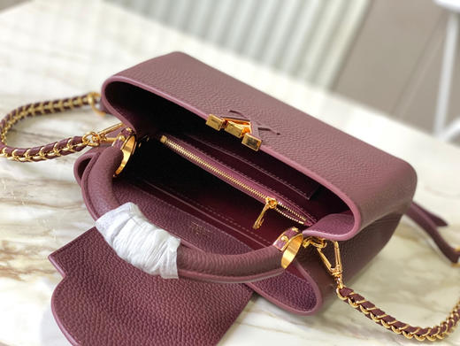 秋冬特惠💰1630 渠道级LV 新品 te级LV 精品 动态芯片 M25893/M48865酒红链条款 此款Capucines 手袋 商品图4