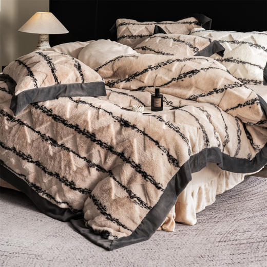 【一套约10斤重】2025新款轻奢仿兔兔绒四件套 不掉毛牛奶绒保暖套件 商品图1