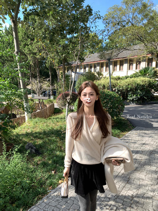 Read Nameless /100%白色山羊绒+黑色丝绒半裙+白色蕾丝胸垫背心 2025/11/24 商品图1