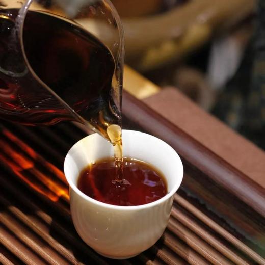 【古树普洱】（熟茶）选云南渤海老树头春嫩叶，芽叶肥壮，嫩度高，香气浓郁，滋味醇厚。经过5年发酵正达到茶叶的转化中期，茶性渐渐温和，香气出现复合变化，苦涩退却，茶汤饱满，渐稳渐醇，入口舒适，过胃温和。 商品图1