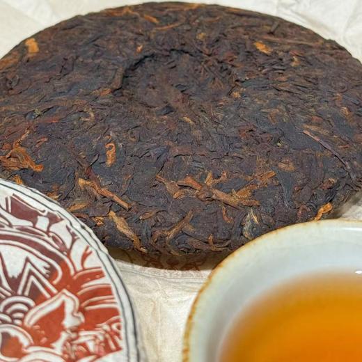 【古树普洱】（熟茶）选云南渤海老树头春嫩叶，芽叶肥壮，嫩度高，香气浓郁，滋味醇厚。经过5年发酵正达到茶叶的转化中期，茶性渐渐温和，香气出现复合变化，苦涩退却，茶汤饱满，渐稳渐醇，入口舒适，过胃温和。 商品图6