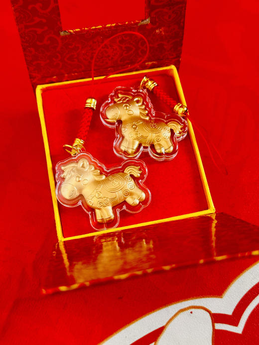 🔥新一年财运拉满🔥无法抗拒的可爱招财小马驹🐎【马上有钱手机钥匙吊坠】“有钱💰”字样直接把财运拉满！ ✅挂在包上、车钥匙 、手机上，不仅是吸睛小配饰，更是随身小财库~ 商品图4