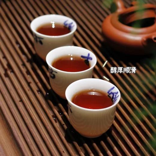 【古树普洱】（熟茶）选云南渤海老树头春嫩叶，芽叶肥壮，嫩度高，香气浓郁，滋味醇厚。经过5年发酵正达到茶叶的转化中期，茶性渐渐温和，香气出现复合变化，苦涩退却，茶汤饱满，渐稳渐醇，入口舒适，过胃温和。 商品图2