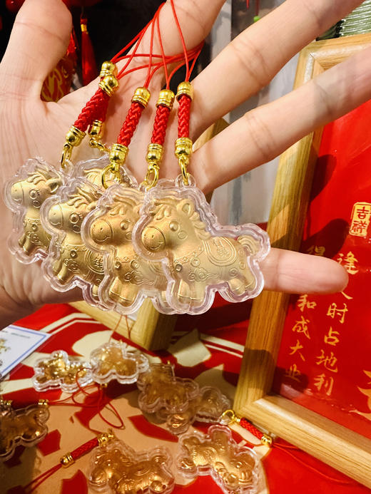 🔥新一年财运拉满🔥无法抗拒的可爱招财小马驹🐎【马上有钱手机钥匙吊坠】“有钱💰”字样直接把财运拉满！ ✅挂在包上、车钥匙 、手机上，不仅是吸睛小配饰，更是随身小财库~ 商品图3