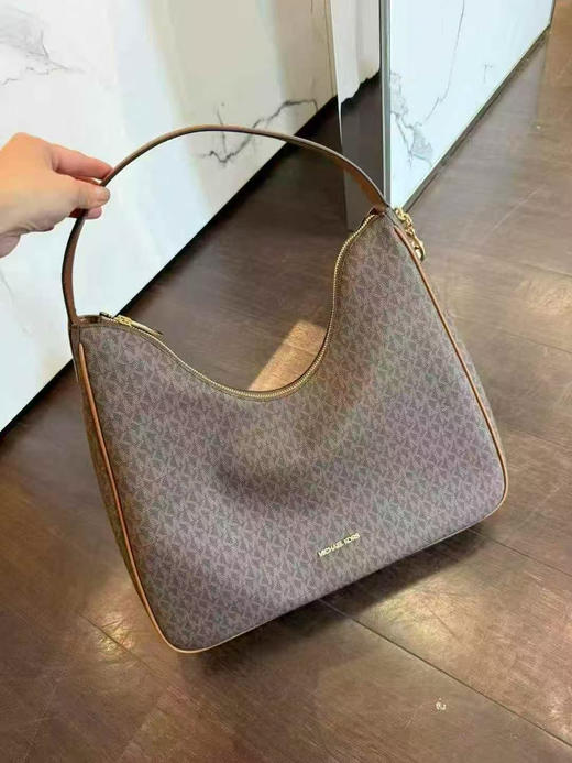 黑五折扣价1299￥🇺🇸直邮，MK新款NAYLA大号腋下包，大容量救星，荔枝纹牛皮超有质感，温柔慵懒随性又百搭 商品图7