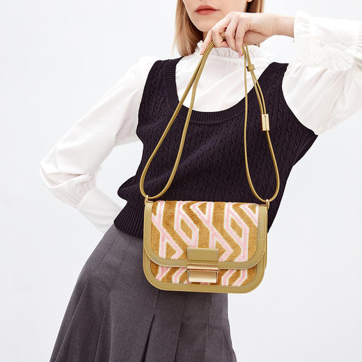 1004452936206   CHARLES&KEITH   女士复古斜挎Charlot豆腐包腋下包女 商品图3