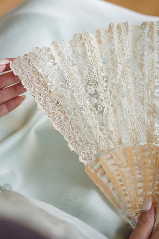独角鹿西洋古董19世纪末20世纪初欧洲出品母贝扇骨装饰自然花卉主题蕾丝精织扇面折扇 商品图2