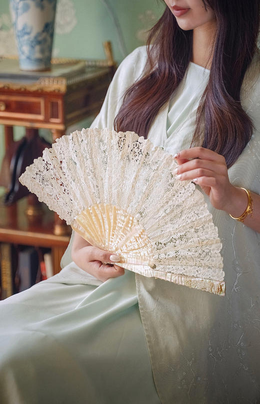 独角鹿西洋古董19世纪末20世纪初欧洲出品母贝扇骨装饰自然花卉主题蕾丝精织扇面折扇 商品图0