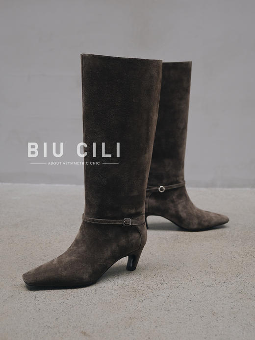 「大女主」原创设计非对称宽筒猫跟麂皮反绒长靴 商品图1