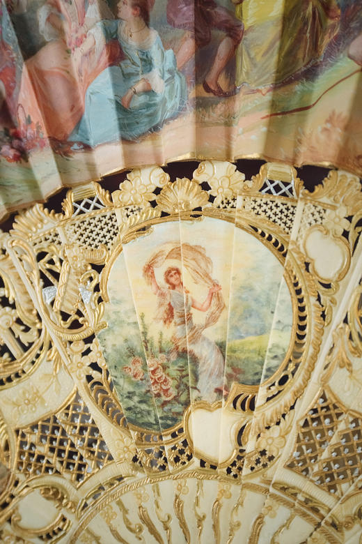 独角鹿西洋古董19世纪末20世纪初西班牙艺术家Ruano Llopis签名创作卷叶纹描金骨雕扇骨装饰田园恋歌及神话主题手绘扇面双面折扇 商品图6