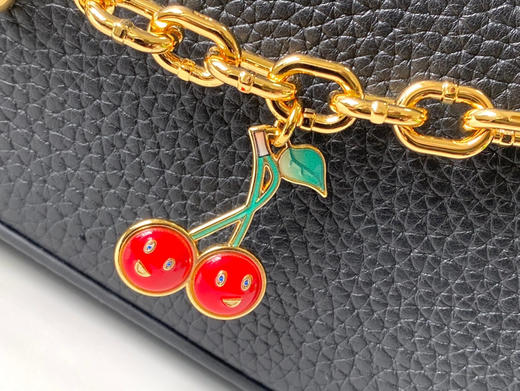 秋冬特惠💰1850 渠道级LV 新品 te级LV 动态芯片 M13714/M48865黑拼樱桃链条 本款Capucines手袋 商品图4