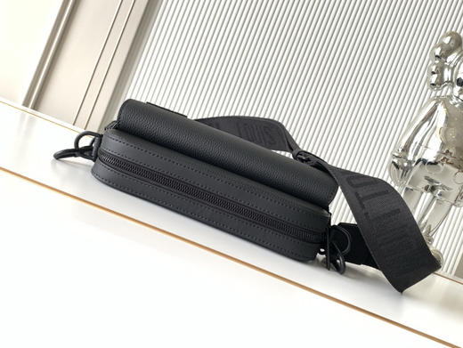 秋冬特惠💰1300 渠道级LV【全钢五金 MB163c01变码芯片】te级LV 全套包装 M22482黑色 本款 Fastline 邮差包 商品图6