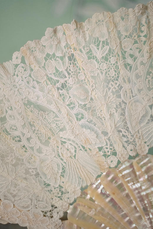 独角鹿西洋古董19世纪末20世纪初欧洲出品母贝扇骨装饰自然花卉主题蕾丝精织扇面折扇 商品图4