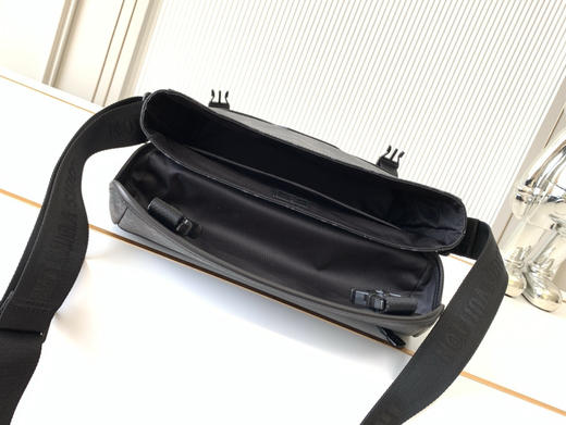 秋冬特惠💰1250 渠道级LV【全钢五金 MB163c01变码芯片】te级LV 全套包装 M12517黑花 本款 Voyager 小号邮差包 商品图7