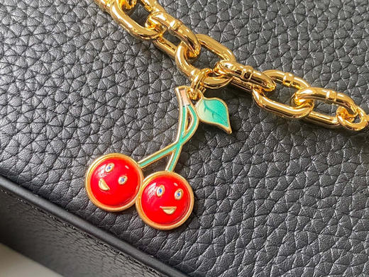 秋冬特惠💰1650 渠道级LV 新品 te级LV 动态芯片M13714/M48865黑拼樱桃链条 本款Capucines手袋 商品图4