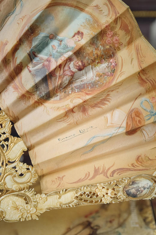 独角鹿西洋古董19世纪末20世纪初西班牙艺术家Ruano Llopis签名创作卷叶纹描金骨雕扇骨装饰田园恋歌及神话主题手绘扇面双面折扇 商品图4