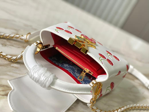 秋冬特惠💰1550 渠道级LV 新品 te级LV 动态芯片 M13251/M48865白拼樱桃链条 本款Capucines手袋 商品图4