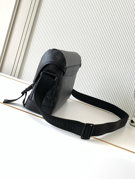 秋冬特惠💰1250 渠道级LV【全钢五金 MB163c01变码芯片】te级LV 全套包装 M12517黑花 本款 Voyager 小号邮差包 商品图1