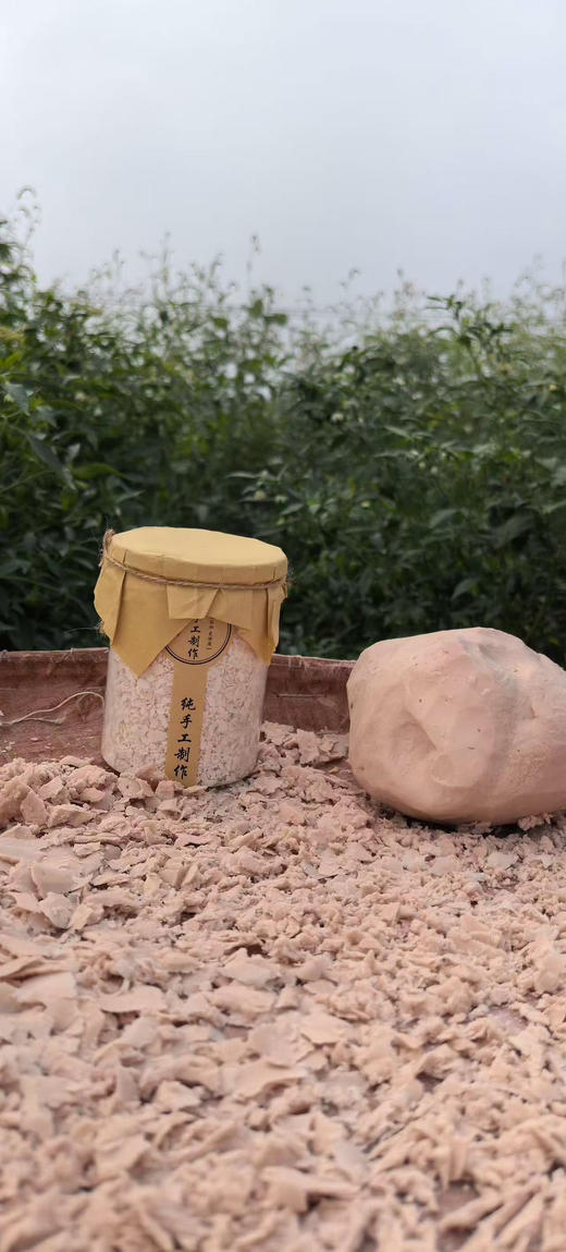 湖北洪湖纯手工零添加刀削藕粉，没有机器加工，就靠老师傅一双巧手一片片削～
没有额外加糖、加脂，也没有乱七八糟的添加剂，妥妥的“三无好东西”，干净到让人放心！250克/罐 商品图1