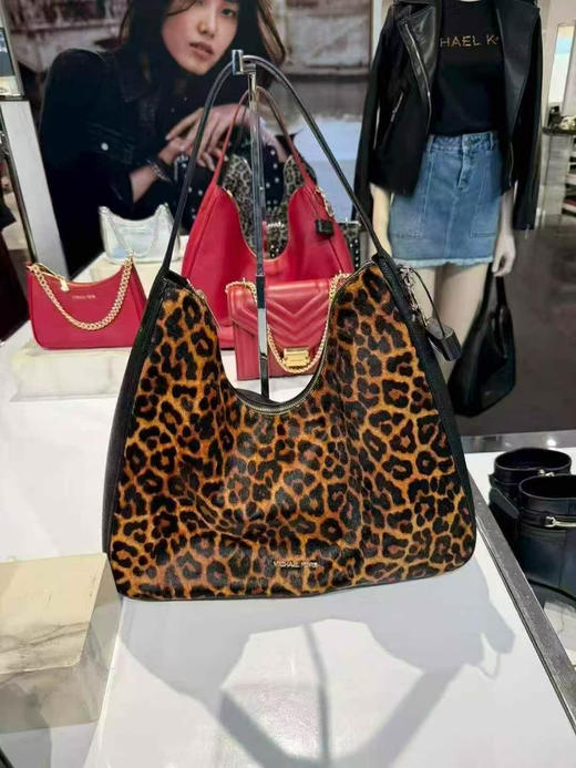 黑五折扣价1299￥🇺🇸直邮，MK新款NAYLA大号腋下包，大容量救星，荔枝纹牛皮超有质感，温柔慵懒随性又百搭 商品图10