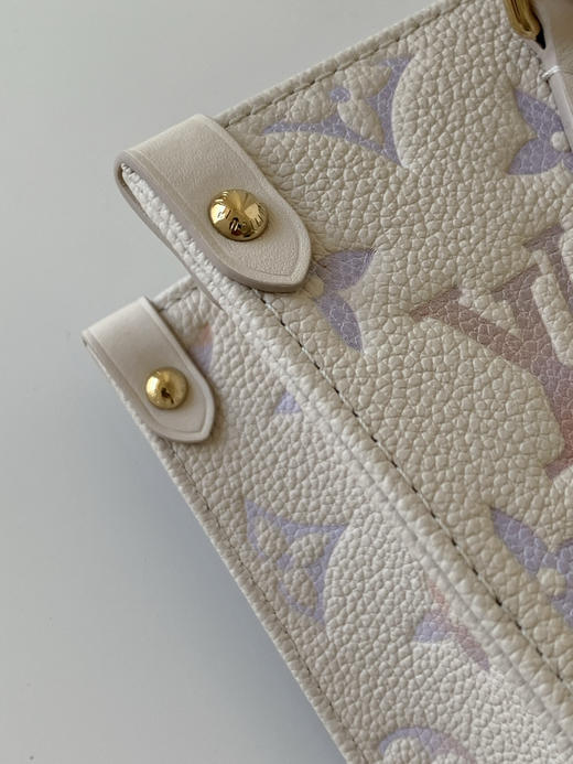 秋冬特惠💰1490 渠道级LV【全钢五金 MB163c01变码芯片】te级LV 全套包装 M25770 本款 OnTheGo小号手袋出自Dream系列 商品图5